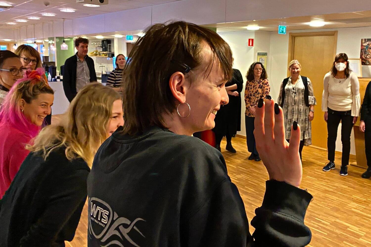 Deltagare i Ny i Sensus står i en ring och gör dramaövningen "Zipp, zapp, boing!"
